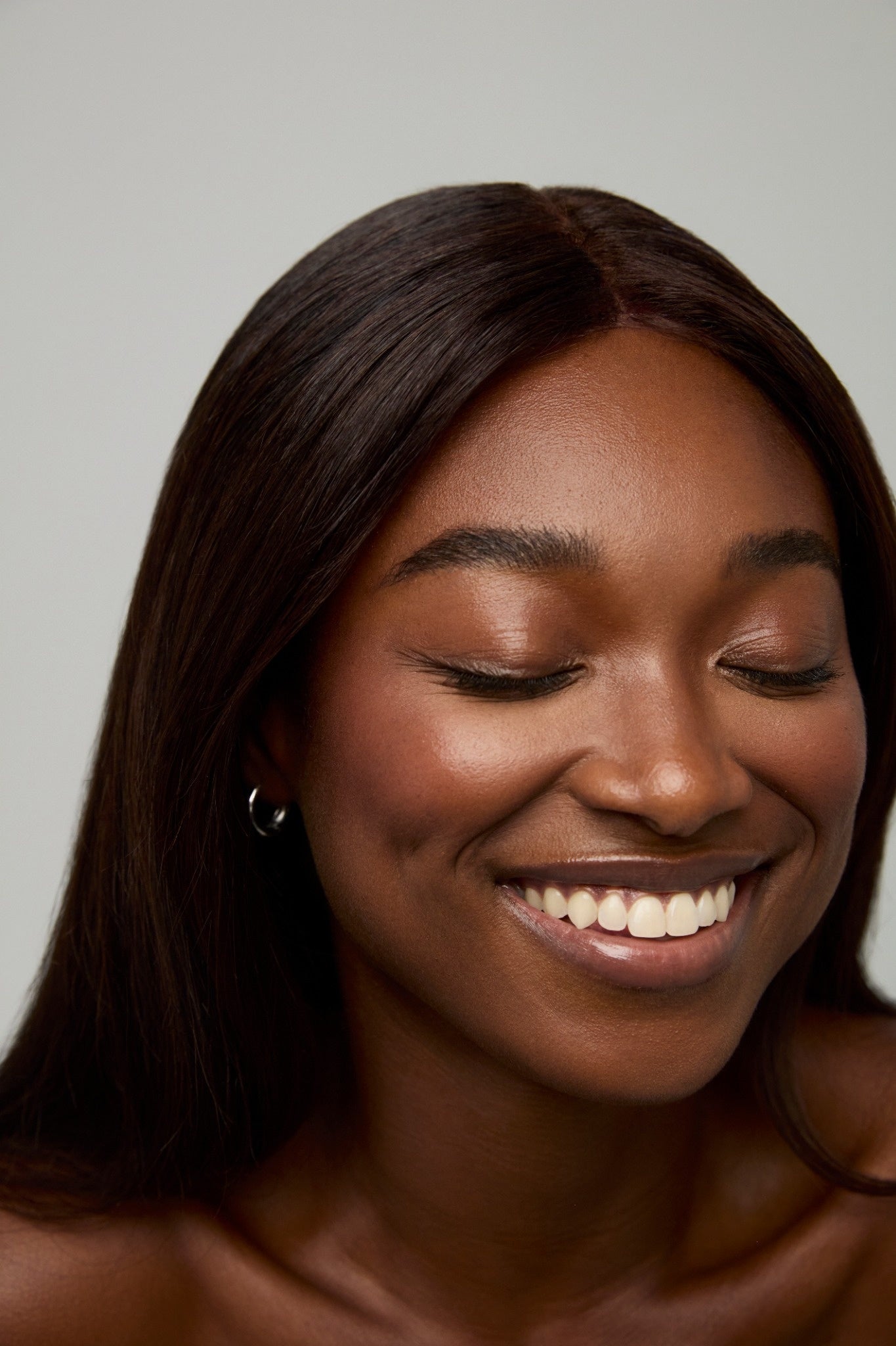 Women wearing a luxury glueless wig from The Renatural.